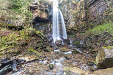 Güzel şelaleden aşağı yayılan su, Melincourt.