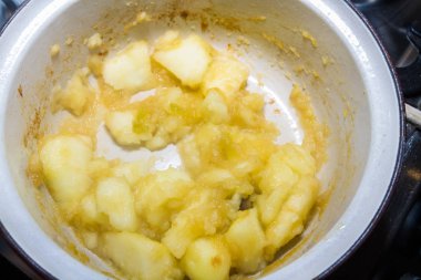 Elma tavada elma sosu yapmak için pişiriliyor neredeyse bitmiş.