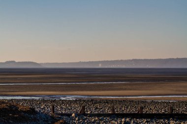 Ang doğru güneşli bir Sonbahar Günü Llanfairfechan Beach görünümü
