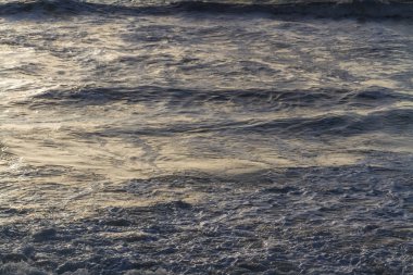 güneş ışığı ile fırtınalı bir günde dalgalar, manzara.