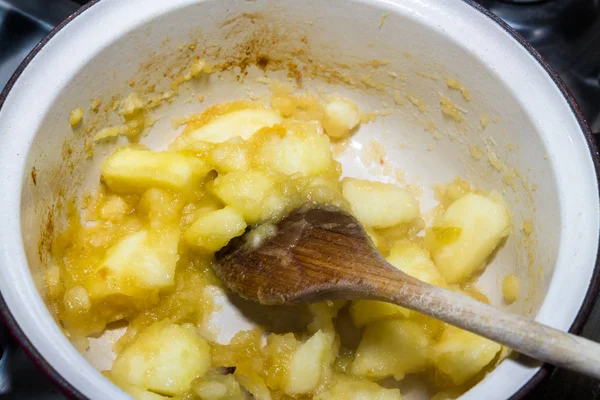 Apple dalam pan yang dimasak dengan saus apel dengan sendok di hob . — Stok Foto