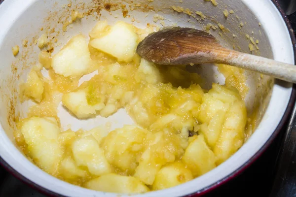 Apple dalam pan yang dimasak untuk membuat saus apel . — Stok Foto