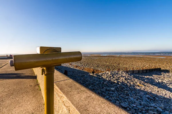 Uitzicht vanaf Llanfairfechan Beach promenade met telescoop op een zon — Stockfoto