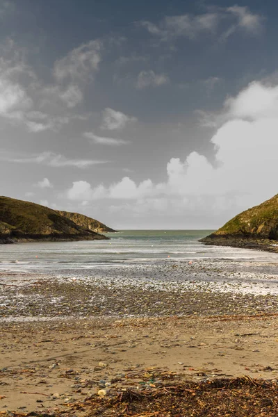 Funderar du på att havet liten naturhamn, Abercastle, porträtt. — Stockfoto
