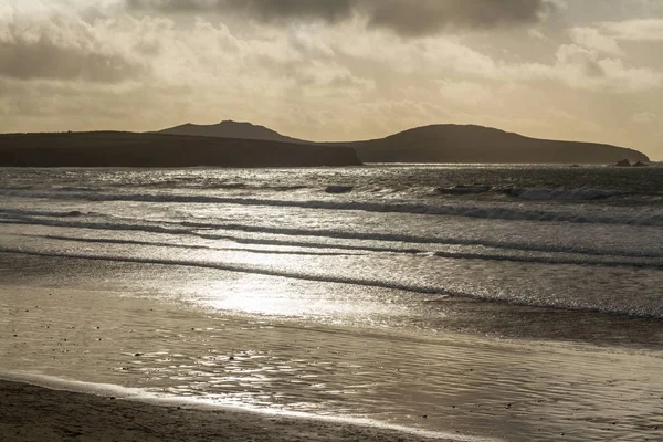 Темная сцена пляжа с волнами, пейзаж — стоковое фото