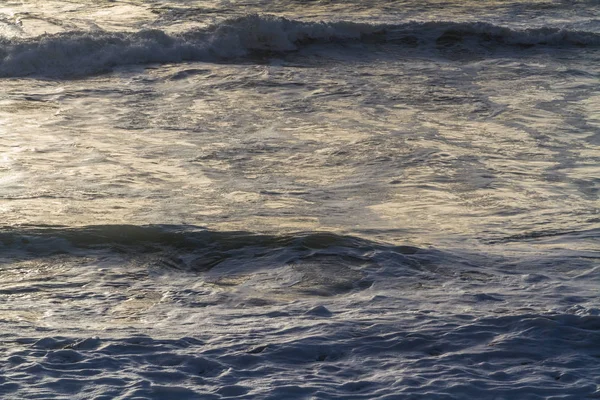 Olas en día tormentoso con la luz del sol . — Foto de Stock