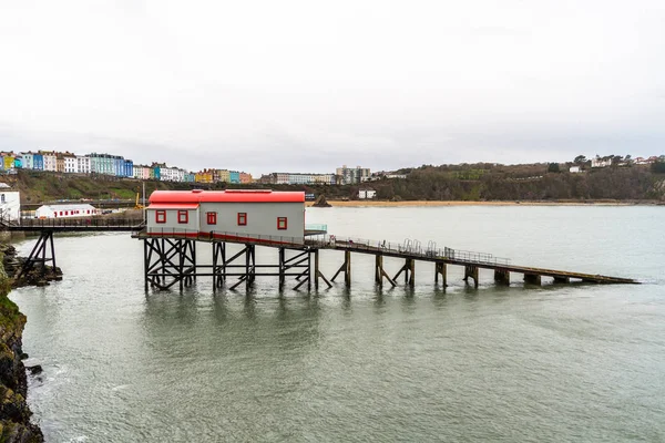 Vezércikk, Tenby, Wales régi mentőcsónak állomás, fekvő. — Stock Fotó