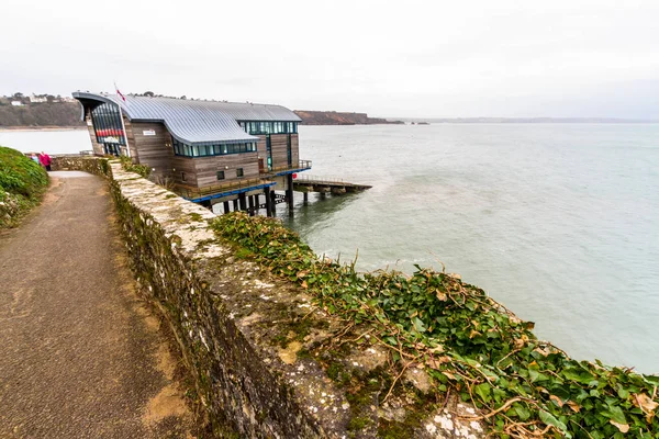 Vezércikk, Tenby, Wales, ösvény és új mentőcsónak állomás — Stock Fotó