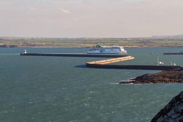Editorial, Ferries irlandeses Navio de balsa que entra no porto de Holyhea — Fotografia de Stock