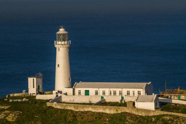 Sabah ışığında kayalık çıkıntı üzerinde Deniz Feneri, manzara, telepho
