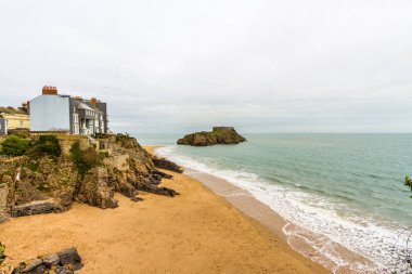 Tenby, kale Beach ve St Catherines Adası, Galler.