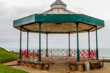 Arka planda deniz ile bandstand, manzara