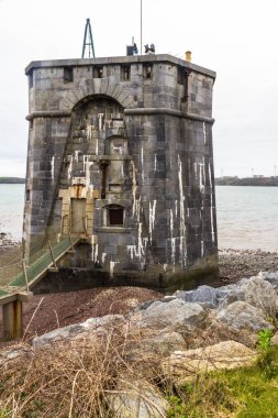 Pembroke rıhtımda batı martello kulesi, portre.