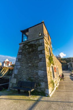 Güneşli akşama amlwch deniz feneri, portre.