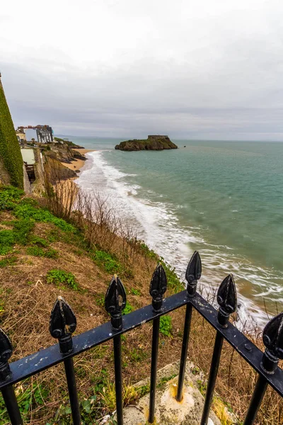 Tenby, Castle Beach e St Catherines Island, em trilhos País de Gales — Fotografia de Stock