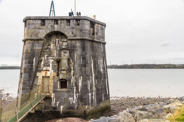 A nyugati Martello torony a Pembroke Dock, a táj. — Stock Fotó