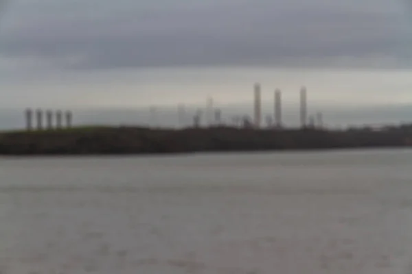 Zamazany obraz kominów elektrowni i rafinerii ropy naftowej, LAN — Zdjęcie stockowe