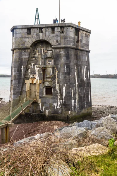 A torre do martelo oeste na doca de pembroke, retrato . — Fotografia de Stock