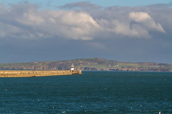 Faro de rompeolas Holyhead en Anglesey, Gales, desde Holyhead —  Fotos de Stock