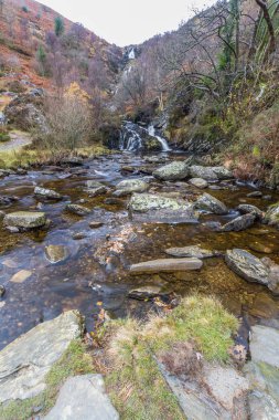Sonbahar Sonbahar'da Nehir, uzakta şelale