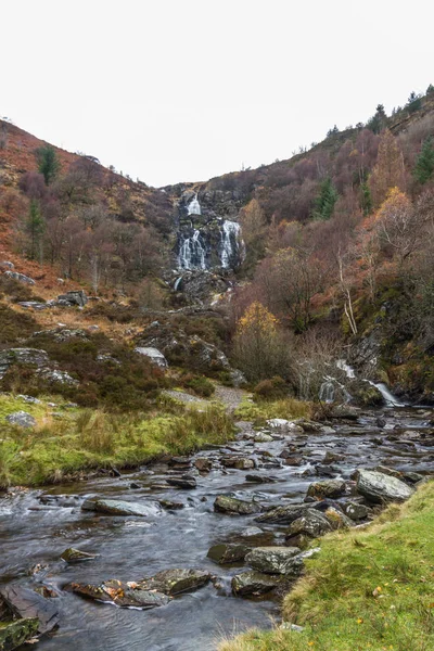 Río en otoño Caída, cascada en la distancia — Foto de Stock