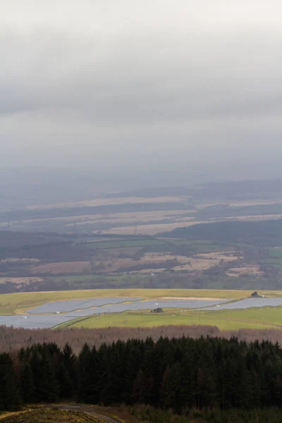 Солнечные панели фермы в Вид на сельскую местность Уэльса с, Долина о — стоковое фото