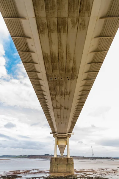 Undersidan av stor väg hängbro, porträtt. — Stockfoto