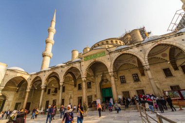 İstanbul, Türkiye ve Turistler, 30 Ekim 2019 'da Türkiye' de, Mavi Cami 'nin ön avlu ve girişinde