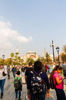 İstanbul, Türkiye ve Turistler, 30 Ekim 2019 'da Türkiye' de Ayasofya Büyük Camii 'ne doğru yürüyorlar.