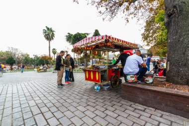 İstanbul, Türkiye, 30 Ekim 2019 'da Türkiye' de Mavi Cami ile Ayasofya arasında tatlı mısır ve kestane satan fast food satıcıları