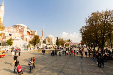 İstanbul, Türkiye, Editör ve Turistler 30 Ekim 2019 'da Türkiye' de, Ayasofya 'nın dışındaki halk meydanında