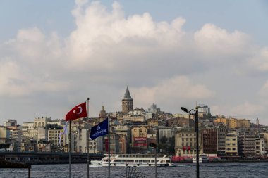 İstanbul, Türkiye, feribot tekneleri ve Galata Kulesi ile Altın Boynuz, 30 Ekim 2019 'da Türkiye' de