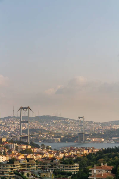 Ponte Bósforo Suspensão Ponte Dos Mártires Julho Istambul Turquia Retrato — Fotografia de Stock