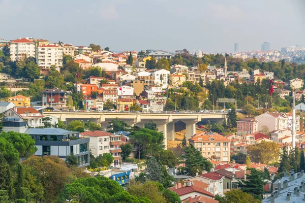 İstanbul Türkiye şehir manzarası karayolu üstgeçişiyle.