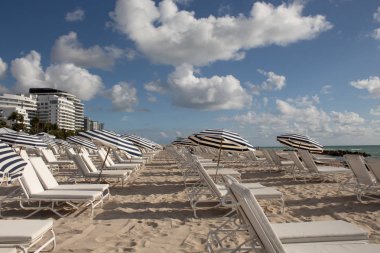 South Beach Miami: beyaz ve mavi çizgili şemsiye ve şezlong 