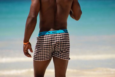 sahilde bir hunk: dominik, Brezilyalı veya küba renkli adam o