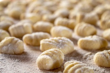 İtalyan gıda spesiyalitesi: el yapılmış patates gnocchi ahşap bir bo