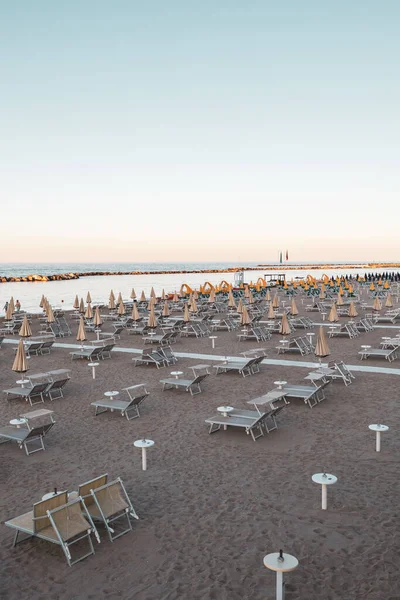 Plaj Şemsiyeleri Güneş Yatakları Yumuşak Eğri Büğrü Öğleden Sonra Işığında — Stok fotoğraf
