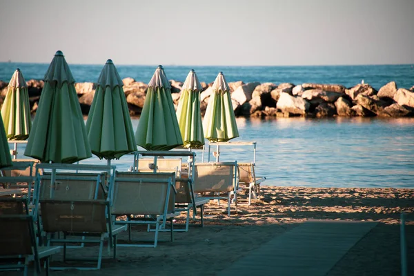 Sonnenschirme Und Liegestühle Weichen Schrägen Spätnachmittagslicht Vor Sonnenuntergang Italienische Adriaküste — Stockfoto