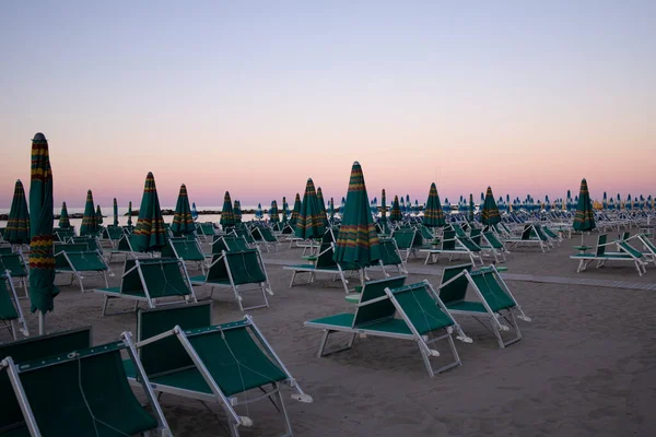 Parasole Leżaki Niebieskiej Godzinie Zachodzie Słońca Piękne Różowe Niebo Włoskie — Zdjęcie stockowe