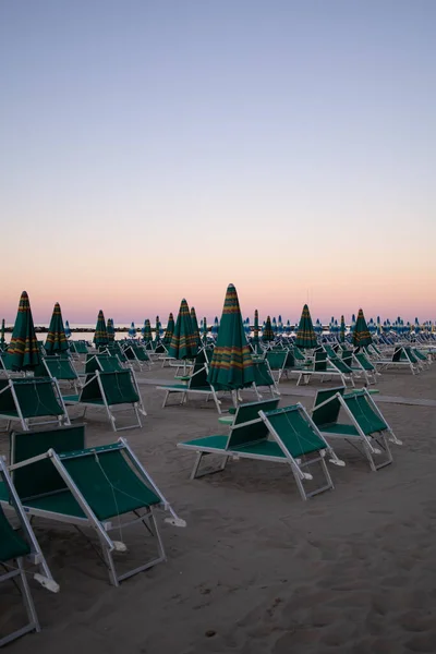 Ομπρέλες Παραλίας Και Ξαπλώστρες Ηλιοβασίλεμα Πανέμορφος Ροζ Ουρανός Ιταλική Αδριατική — Φωτογραφία Αρχείου