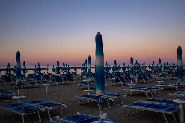 Plaj Şemsiyeleri Güneşli Yataklar Gün Batımında Mavi Saatte Güzel Pembe — Stok fotoğraf