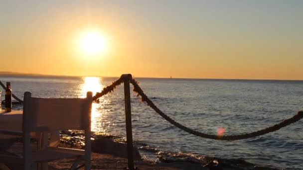 Cena romántica con puesta de sol y vistas al mar — Vídeo de stock