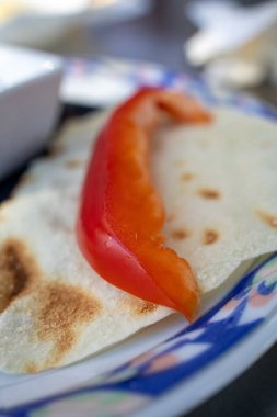 Milano 'daki kokteyl barında açık büfe.