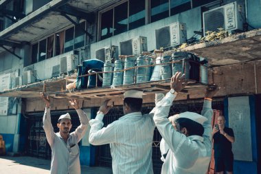 Mumbai 'ye Dabbawala yemek teslimatı
