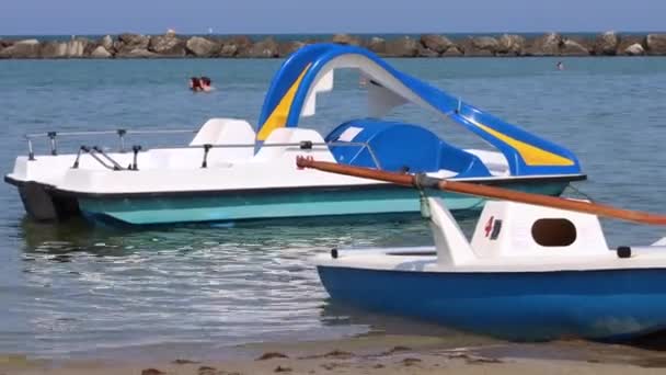 Italian vintage paddle boat on the shore — Stock Video