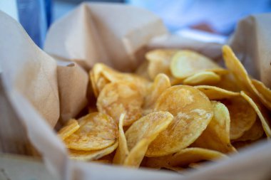 Ev yapımı cips veya cips.