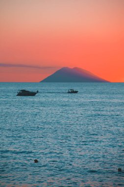 Tropea 'dan günbatımında Stromoboli Volkanı