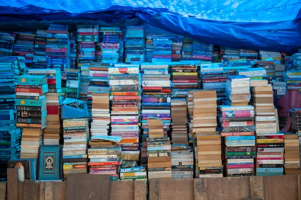 Использованные книги уличный магазин в Мумбаи, Индия — стоковое фото