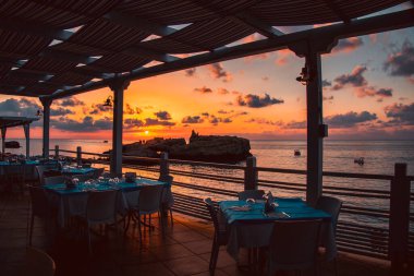 İtalya 'daki deniz manzaralı restorandan inanılmaz bir gün batımı.